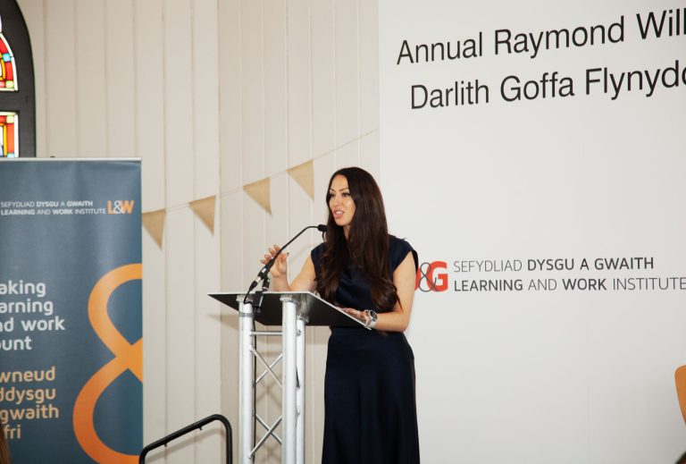 Darlith Goffa Flynyddol Raymond Williams: ‘Chwalu drwy’r llinell tiodi’